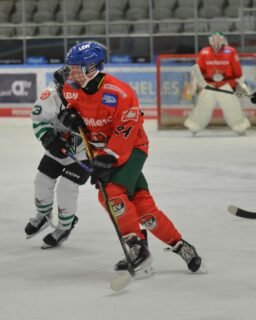 🏒 U15 - Starker Auftritt des AEV gegen die Starbulls Rosenheim

Trotz krankheitsbedingt kleinem Kader und mehreren angeschlagenen Spielern gewinnt der AEV das Heimspiel gegen Rosenheim souverän mit 3:0.

1. Drittel: Der AEV startet konzentriert und engagiert ins Spiel. Kurz vor der Pause fällt nach einem sehenswerten Spielzug das 1:0.

2. Drittel: Auch im zweiten Abschnitt bleibt das Team stabil. Eine kompakte Defensive und effiziente Chancenverwertung führen zum 2:0.

3. Drittel: Rosenheim erhöht den Druck, doch der AEV verteidigt konsequent und setzt in der 54. Minute mit dem 3:0 den Schlusspunkt.

Fazit:
Mit einer geschlossenen Mannschaftsleistung sichert sich der AEV einen verdienten Heimsieg, bleibt zuhause ungeschlagen und qualifiziert sich vorzeitig für die Meisterrunde.

🔜 Nächstes Spiel:
Am Wochenende steht das Rückspiel in Rosenheim an. Das Team will den Schwung aus dem Heimsieg mitnehmen und erneut punkten.

#AEV #Eishockey #Teamleistung #Heimsieg #nurderaev #zukunfteishockey #Rosenheim #Meisterrunde #Hockey