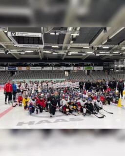 #aevlaufschule - Am heutigen Kids Day 🏒 war so einiges los bei uns auf dem Eis. ❄️
Viele Kinder und die gesamte Profi-Mannschaft der #aevpanther hatten viel Spaß bei der gemeinsamen Eiszeit. 
Besonders haben wir uns über den Besuch unseres ehemaligen Laufschultrainers Herr Baumgartner gefreut, den es mit stolzen 102 Jahren zu uns aufs Eis zog.

#aevlaufschule #zukunfteishockey #NurDerAEV #AEVKidsDay #sportinaugsburg #aev #augsburg #teamsport #funonice #AugschburgerJungs #trainingseinheit #KidsDay #Vorbilder