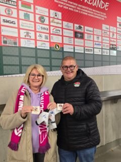 #aev5050lotterie ❤️💚🤍 - 1000 💶 gehen an die glückliche Gewinnerin - Heike aus Schwenningen. Zehn Lose gekauft - Eines brachte ihr den Gewinn.
Das Gewinnerlos hatte die Nummer I0862. 🥳
Herzlichen Glückwunsch 💙🤍
Im Namen des #aevnachwuchs - Danke für eure Unterstützung.
#aevnachwuchs #ZukunftEishockey #gewinn #AEV #lotto #augsburg #cfs #NurDerAEV #aevpanther #unterstuetzung #GewinnerGeschichten #AEVFamilie