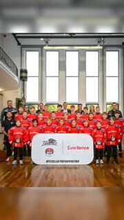 #EverllenceCup in Augsburg 💪 - Sei live dabei und unterstützt euer Team am 08. & 09. November im Curt-Frenzel-Stadion. 🏒🥅
Wir freuen uns auf die Gästeteam’s.
Mehr Informationen, Spielplan, Turnierheft zum Download findet ihr auf der Homepage unter
https://augsburger-ev.de/everllence-u13-cup-08-09-november-im-cfs/
oder unter
https://augsburger-ev.de/turniere/everllence-cup/
#EverllenceCup #SportInAugsburg #Teamspirit #ZukunftEishockey #AEV #Augsburg #AEVu13 #NurDerAEV #cfs #aevpanther