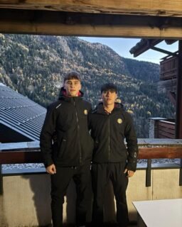 Salut aus 🇫🇷
Lennard Rekis & Dave Dützka melden sich aus dem U17-Nationalteam aus Vaujany😎 Die U17-Nationalmannschaft wird hier ein 4-Nationen-Turnier absolvieren. Die Turniergegner der DEB-Nachwuchsauswahl sind die Schweiz, die Slowakei und die Gastgeber aus Frankreich.
https://www.deb-online.de/u17-maenner-nationalmannschaft/
#DEB #U17 #OnTour #zukunfteishockey