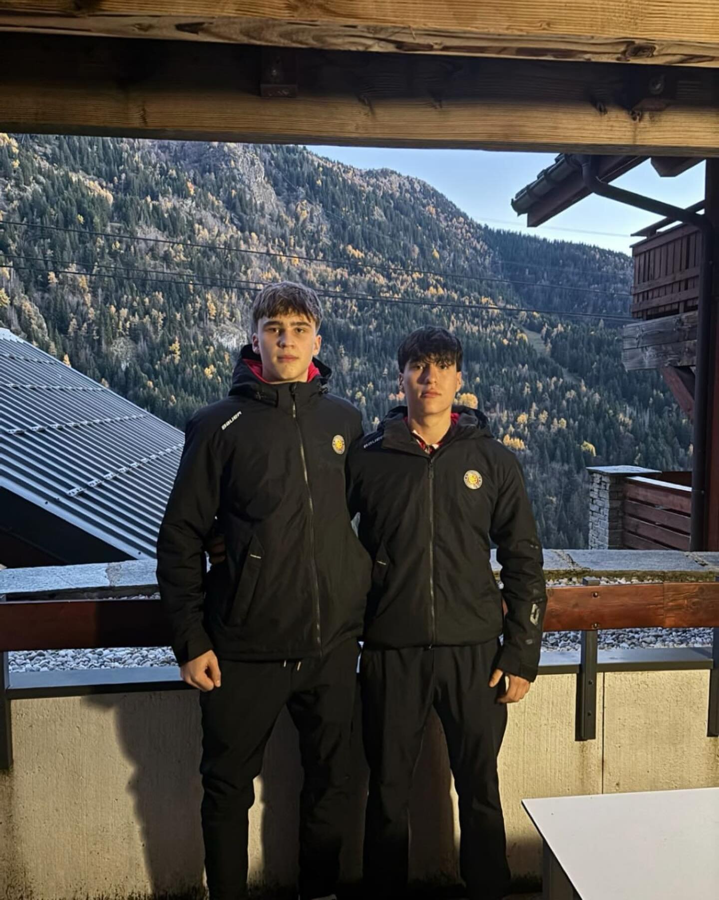 Salut aus 🇫🇷
Lennard Rekis & Dave Dützka melden sich aus dem U17-Nationalteam aus Vaujany😎 Die U17-Nationalmannschaft wird hier ein 4-Nationen-Turnier absolvieren. Die Turniergegner der DEB-Nachwuchsauswahl sind die Schweiz, die Slowakei und die Gastgeber aus Frankreich.
https://www.deb-online.de/u17-maenner-nationalmannschaft/
#DEB #U17 #OnTour #zukunfteishockey
