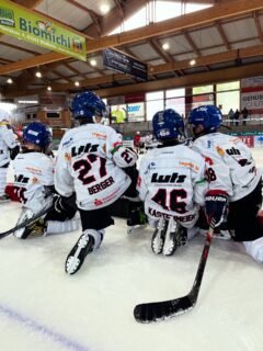 Vergangenes Wochenende blieb unsere U11 II in Peißenberg leider ohne Punkte. 

Der Start ins erste Drittel wurde verschlafen, und obwohl die Mannschaft gegen Ende noch einmal aufdrehte, konnte der Rückstand nicht mehr aufgeholt werden.

Auch im zweiten Drittel fanden unsere Kids nicht schnell genug ins Spiel und mussten sich einer, auch in Körpergröße, überlegenen Peißenberger Mannschaft geschlagen geben.

Das letzte Drittel begann ausgeglichen, doch am Ende setzten sich die Gastgeber mit einem klaren Endergebnis durch. 🏒

Am Samstag gegen Kaufbeuren II heißt es wieder: Mit Vollgas aufs Eis und um jeden Puck kämpfen! ❤️💚🤍

#nurderaev #zukunfteishockey