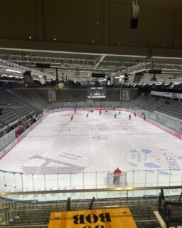 🏒U17 mit Sieg und Niederlage gegen Iserlohn
Am Samstag zeigte das Team eine starke Leistung und sicherte sich einen verdienten 5:0-Erfolg (3:0 | 2:0 | 0:0). Früh im Spiel stellten die Jungs die Weichen auf Sieg und überzeugten mit konzentriertem Auftritt in allen Reihen.
Am Sonntag präsentierten sich die Gäste aus Iserlohn deutlich körperbetonter. Trotz vieler guter Chancen fehlte dem AEV diesmal das nötige Abschlussglück – Endstand 0:2 (0:0 | 0:1 | 0:1).
Nach der Länderspielpause geht es für die U17 weiter:
👉 15.11. (16:30 Uhr) auswärts in Rosenheim
👉 16.11. (19:00 Uhr) zuhause gegen den EV Landshut im CFS
#AugsburgerEV #AEVU17 #Eishockey #Nachwuchs #U17 #TeamSpirit #EishockeyDeutschland #nurderaev #zukunfteishockey