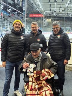 Man ist nie zu alt, um aufs Eis zu gehen 🏒
Zum zweiten Mal in dieser Woche zog es Herrn Baumgartner ins Curt-Frenzel-Stadion – und das mit stolzen 102 Jahren!
Nachdem er beim letzten Heimspiel der @aevpanther das neue Trikot des AEV überreicht bekam, gab es heute in der Laufschule noch ein Mini-Trikot obendrauf. ❤️💚🤍
Danke für diesen besonderen Moment und den Mut, auch mit dem Rollstuhl übers Eis zu sausen! 🦽❄️
#nurderaev #zukunfteishockey