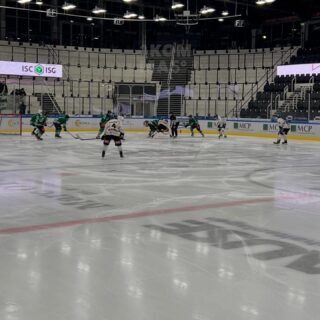 DNL in Rosenheim mit Befreiungsschlag
Vor der Länderspielpause standen für unsere DNL drei Auswärtsspiele an, dienstags musste man in Bietigheim antreten und am Wochenende zweimal in Rosenheim.
Das Wochenspiel in Bietigheim und das Samstagsspiel in Rosenheim führte unserem Team die derzeitige Misere vor Augen, trotz gutem Spiel bei 5 gegen 5 fehlt im Abschluss die Torgefährlichkeit, zu viele Strafen werden gezogen und das Unterzahlspiel ist zu wackelig.
So wurde das Spiel in Bietigheim mit 5:2 verloren.
Torschützen: Lukas Widowitz 2x
Spiel Samstag in Rosenheim eine 4:2 Niederlage.
Torschützen: Maximilian Kaschner, Frederik Lenke
Das Sonntagsspiel in Rosenheim stand dann auch noch unter schlechten Vorzeichen, zwei Stürmer fielen verletzt aus. Trotzdem oder gerade deshalb zeigte die Mannschaft an diesem Tag ein ganz anderes Gesicht. Bereits nach dem ersten Drittel führte man 0:2 und im Mittelabschnitt konnte der Vorsprung nochmals um zwei Tore auf 0:4 ausgebaut werden. Auch im Schlussdrittel wurde nicht aufgehört zu stürmen und es konnten noch drei weitere Treffer erzielt werden. Rosenheim glückte lediglich der Ehrentreffer. Endstand 1:7.
Torschützen: Nolan Gebele, Maximilian Kaschner, Oliver Oberth 2x, Leon Zyla, Frederik Lenke 2x
Am kommenden Wochenende gastiert Schwenningen am Samstag - 18:30 Uhr und Sonntag - 11:15 Uhr im Curt-Frenzel-Stadion #nurderaev #zukunfteishockey