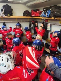 Großer Auftritt unserer U9 🏆
Am Samstag beendeten die Jungs ihre Ferien mit einem Pokal in der Schweiz.
9 spannende und schnelle Spiele meistern die Kids selbstbewusst, fair und als richtiges Team ❤️💚🤍
Ein Samstag, wie er nicht besser sein kann. Beste Stimmung auf und neben dem Eis. Kurze Wartezeiten wurden mit den neuen Schweizer Freunden zum Ballspielen in der Kabine genutzt oder die Kabinenmitbewohner für ihre kommenden Spiele motiviert und angefeuert. 🙌
Besonderes Highlight für die Kids:
Vor Anpfiff des Finales wurden die Nationalhymnen der Teams angestimmt 🎶
Wenn das nicht noch einen extra Boost gibt…
Danke @ehcduebendorfoffiz für die Einladung und das tolle Turnier! Wir kommen gerne wieder! 🏒
#nurderaev #zukunfteishockey