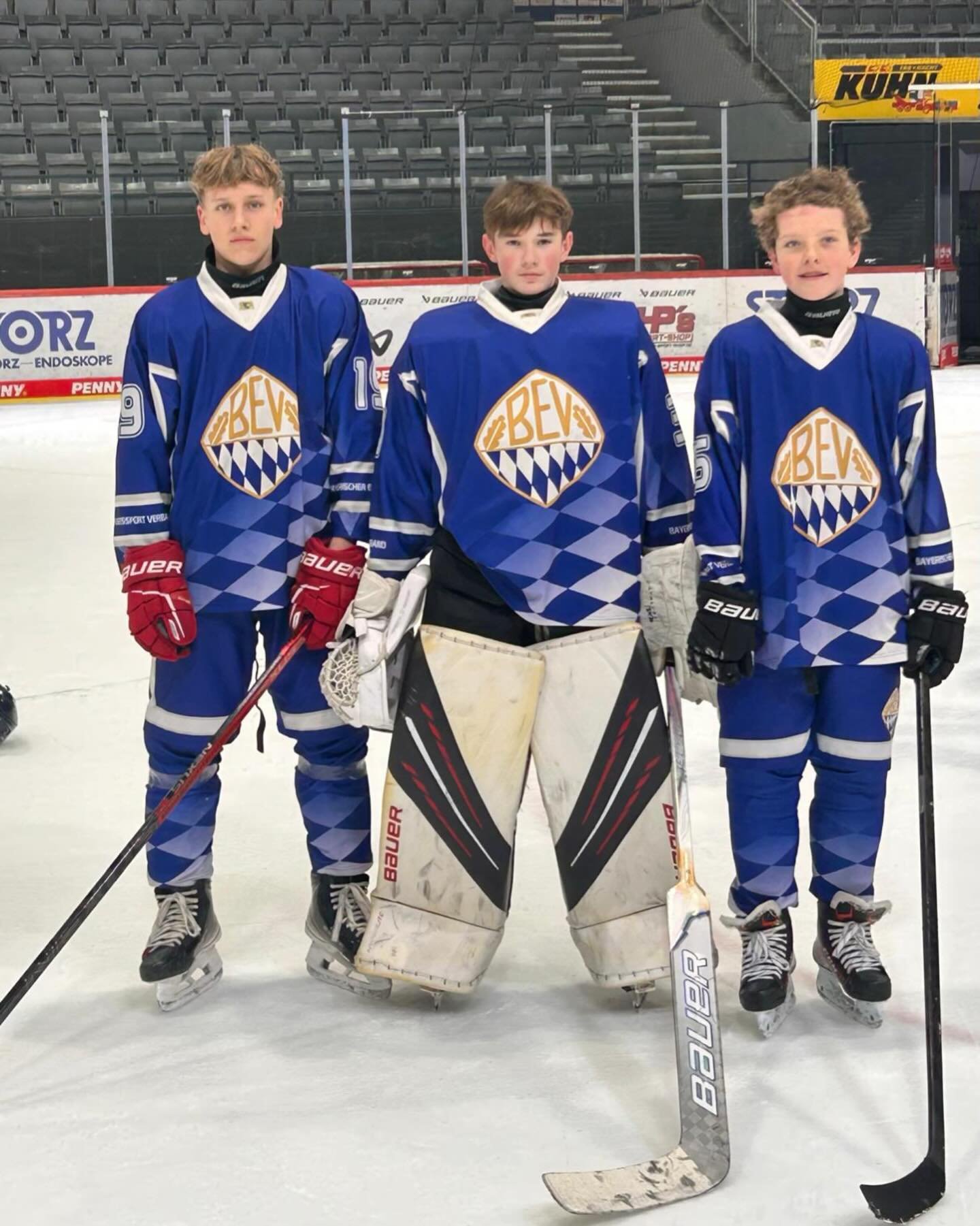 🏒 U14 BEV-Ländervergleich in Schwenningen
Am vergangenen Wochenende waren drei unserer Jungs beim Ländervergleich für den BEV in Schwenningen im Einsatz.
Dabei traf die Auswahl auf die Teams aus Ungarn, Südtirol, Baden-Württemberg und Sachsen.
Unsere Spieler sammelten wertvolle Erfahrungen auf hohem Niveau und konnten sich mit starken Gegnern messen. Eine tolle Gelegenheit, um sich sportlich weiterzuentwickeln und neue Eindrücke zu gewinnen! 💪 Weiter so - wir sind stolz auf euch! 👏🏼
Bild (v.l.): Jura Picha, Nevio Hamm und Tim Graßhof
#BEV #Ländervergleich #Eishockey #Nachwuchseishockey #Schwenningen #TeamBayern #EishockeyDeutschland #bevtalentförderung #zukunfteishockey