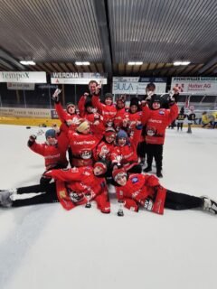 Auch für unsere U11 ging es am Wochenende in die Schweiz 🇨🇭
Einen Tag nach der U9 stellten sich unsere Jungs der U11 beim Glattal-Turnier in Dübendorf ihr Können unter Beweis 🙌
16 Teams aus Deutschland und der Schweiz waren angereist, um sich den Pokal zu sichern.
Gleich zum Auftakt erkämpften sich die Kids ein starkes 2:2 gegen den späteren Finalisten SC Bern. Es folgten klare Siege gegen den GCK aus Küsnacht und die zweite Mannschaft des Gastgebers aus Wallisellen-Dübendorf. Auch wenn es gegen Chur und die SCL Tigers aus Langnau am Ende jeweils knapp nicht reichte, blieben die Jungs motiviert. 🏒
Im Platzierungsspiel um Rang 5 gelang schließlich die Revanche gegen den EHC Chur mit einem verdienten 3:2-Sieg! Damit beendete der AEV sein erstes Turnier in der Schweiz auf einem hervorragenden 5. Platz. 🏆
Ein ereignisreicher Turniertag mit neun Spielen, wenig Pausen und viele unbekannte Gegnern. Das schweißt zusammen und alle konnten wertvolle Erfahrungen sammeln.
Danke @ehcduebendorfoffiz, auch die U11 kommt gerne wieder!
#nurderaev #zukunfteishockey