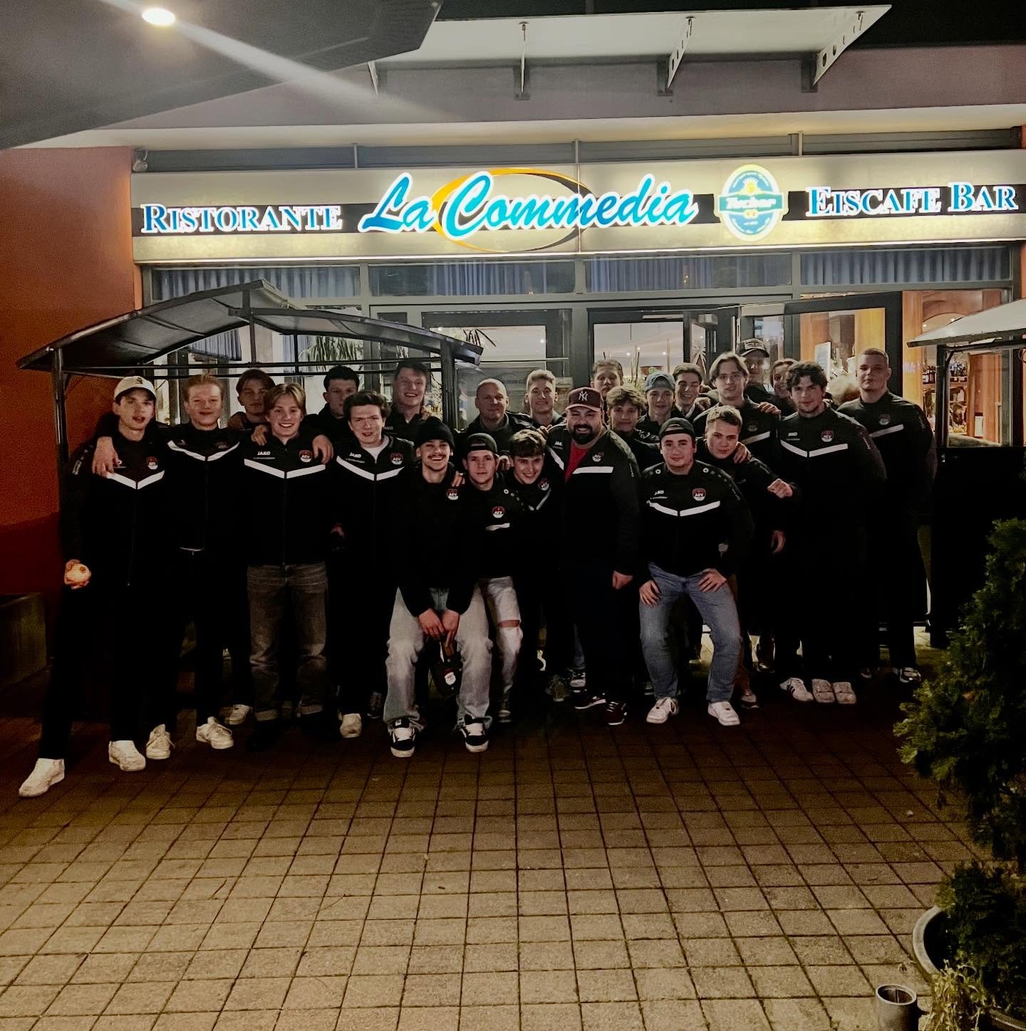 Bevor es für unsere U20 zum Auswärtswochenende nach Regensburg geht, traf sich das Team heute zum obligatorischen Weihnachtsessen mit traditionellem Wichteln. Gut gestärkt machen sich die Jungs morgen Mittag auf den Weg in Richtung Oberpfalz #nurderaev #zukunfteishockey