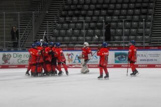 🏒 Drei Spiele – drei Siege! 💪🔥
Unsere AEV U13I startet mit voller Energie in die Meisterrunde und zeigt was Teamgeist bedeutet!

• ✅ Auftakt in Garmisch: 9:1-Sieg gegen den SC Riessersee

• ✅ Auswärtserfolg in Geretsried: 4:2 für die Jungpanther

• ✅ Heimsieg gegen die Jungadler Mannheim: Mit starker Defensive und geschlossener Mannschaftsleistung zum verdienten 2:1-Erfolg.

Die Jungs um Coach Richard Künnemann haben bewiesen: Einsatz, Leidenschaft und Zusammenhalt bringen den Erfolg. 👏

Jetzt heißt es: dranbleiben, weiter hart trainieren und auf die nächsten Herausforderungen aufbauen! 💯

#AEVu13 #Teamsport #ZukunftEishockey #NurDerAEV #AEV #Eishockey #SportinAugsburg #AugsburgerJungs