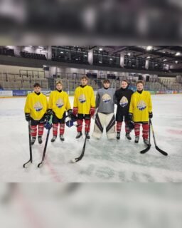 Jahrgang 2012 beim BEV X-Mas Camp in Landshut vertreten! 🔥

Vergangenes Wochenende waren mehrere Spieler unserer U15 beim BEV Camp mit dabei - und haben dort den AEV mit großem Einsatz und Teamgeist vertreten! 💪🏼

Mit dabei waren (v.l):
Moritz Heichele, Eliah Rekis, Jura Picha, Nevio Hamm, Emil Löfflad und Tim Graßhof

#nurderaev #bevtalentförderung #zukunfteishockey #U14 #U15 #nachwuchsarbeit