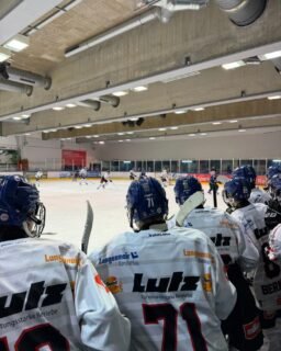 U17 zeigt starke Leistung beim Doppelspiel in Dresden! 🏒

Spiel 1: ESC Dresden – AEV 2:0
Unser Team war von Beginn an voll da, stand defensiv stark und erspielte sich gute Chancen. Trotzdem ging Dresden im ersten Drittel in Führung (13.). Auch im Mittelabschnitt ließ der AEV Möglichkeiten liegen, während die Hausherren auf 2:0 erhöhten (29.). Trotz hartem Kampf und geschlossener Teamleistung im letzten Drittel wollte der Anschlusstreffer nicht fallen. 💪

Spiel 2: ESC Dresden – AEV 3:4
Nur 15 Stunden später das direkte Rückspiel – und diesmal belohnten sich die Jungs!
Früher Rückstand? Egal! Augsburg glich in der 9. Minute aus und drehte das Spiel im zweiten Drittel sogar zum 1:2 (32.). Nach dem Dresdner Ausgleich (37.) schlug der AEV kurz vor der Pause zurück (40.). Perfekter Start ins Schlussdrittel: 2:4 (41.). Dresden verkürzte zwar noch, aber unsere Jungs brachten den Sieg clever nach Hause. 🔥🙌

Nächste Spiele:
📍 Auswärts-Wochenende
🆚 Düsseldorfer EG
📅 13.12.25 – 19:30 Uhr
📅 14.12.25 – 14:00 Uhr

#AEV #U17 #Eishockey #Nachwuchs #TeamSpirit #GameDay #Fuggerstädter #RoadTrip