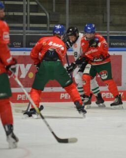 U15 schlägt Rosenheim mit 6:1

Nach dem enttäuschenden Auftritt in der Vorwoche war klar, dass eine Leistungssteigerung notwendig war. Die Mannschaft zeigte im Curt-Frenzel-Stadion von Beginn an eine konzentrierte und strukturierte Leistung.

🔥 Erster Abschnitt: Der Knoten platzt!

Rosenheim startet stark, aber der AEV hält dagegen. Im Powerplay fällt das verdiente 1:0 – und nur wenige Minuten später das 2:0!

🧊 Zweites Drittel: Kontrolle ist Trumpf

Frühes 3:0, dann ein kurzer Rückschlag – 3:1. Doch unser Team bleibt cool, verteidigt klug und setzt einen Konter zum 4:1 drauf.

🚀 Drittes Drittel: Entscheidung in zwei Minuten

Doppelschlag in der 43. und 45. Minute – 5:1, 6:1!
Rosenheim hat nichts mehr entgegenzusetzen.
Ein souveräner, verdienter Sieg.

💬 Fazit:

Starke Reaktion. Viel Herz. Und zwei Neuzugänge, die frischen Wind brachten.

🔜 Vorschau: Jetzt kommen die Härtetests!

Samstag, 13. Dez, 16:00 Uhr – auswärts beim ERC Ingolstadt
Sonntag, 14. Dez, 10:45 Uhr – Heimspiel gegen Adler Mannheim 

Jetzt heißt’s: Dranbleiben und wieder alles geben!

#NurDerAEV #Eishockeyliebe #Teamgeist #CurtFrenzelStadion #NextGame #zukunfteishockey #U15