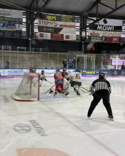 🏒 U15 mit holprigem Start in die Meisterrunde – 1:4 in Deggendorf

Früh aufstehen, große Pläne, aber am Ende ein Dämpfer.
Der AEV ist mit einer 1:4-Niederlage beim Deggendorfer SC in die Meisterrunde gestartet.

Früher Führungstreffer – aber keine Sicherheit

Im ersten Drittel sah es noch vielversprechend aus:
AEV nutzt ein Überzahlspiel clever und geht 1:0 in Führung.
Doch das Spiel blieb hektisch, die Pässe ungenau – und Deggendorf glich kurz vor der Pause aus.

Zweites Drittel – Deggendorf nutzt Fehler eiskalt

Der AEV fand auch im Mittelabschnitt nicht in seinen Rhythmus.
Ein abgefälschter Puck und ein Unterzahltor brachten Deggendorf mit 3:1 in Führung.

Keine Aufholjagd im Schlussdrittel

Trotz viel Einsatz blieb der AEV im letzten Drittel glücklos.
Deggendorf macht mit dem 4:1 den Deckel drauf.
Die Augsburger kämpften, aber konnten das Spiel nicht mehr drehen.

🔜 Nächstes Spiel: HEIMSPIEL gegen Rosenheim!

📍 Wo: Curt-Frenzel-Stadion
🕓 Wann: Sonntag, 7. Dezember 2025, um 16:45 Uhr
🟢 Gegner: Starbulls Rosenheim

#nurderaev #meisterrunde #U15 #zukunfteishockey #kopfhoch