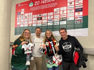 Höchstgewinn bei der #AEV5050Lotterie 🎉

Die Losnummer M1633 hat heute den Höchstgewinn von 1.536 € erzielt! 💶✨
Besonders schön: Zwei Freundinnen aus Augsburg dürfen sich nun auf gemeinsame Tage im Zillertal freuen 🏔️ – ein Gewinn, der nicht nur finanziell, sondern auch emotional wertvoll ist.

Ihre kleine Tradition, bei jedem Heimspiel Lose zu kaufen, wurde heute belohnt. 🍀
Wir gratulieren ihr recht herzlich.

Danke an alle Teilnehmerinnen und Teilnehmer – ihr unterstützt mit eurem Loskauf den #AEVNachwuchs ❤️

#AEV #AEV5050Lotterie #Gemeinschaft #Glücksmomente #Augsburg #NurDerAEV #ZukunftEishockey #Lotterie #talentfoerderung #aevpanther