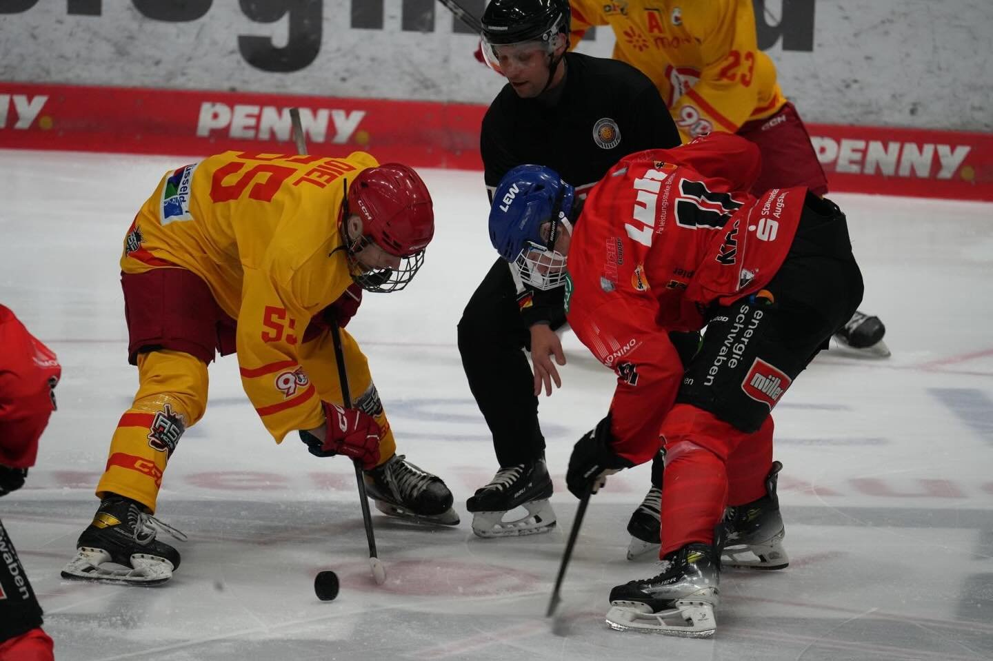 Ein gebrauchtes Wochenende für unsere U20. Leider konnten beide Heimspiele gegen Düsseldorf nicht gewonnen werden. 

Am Samstag unterlag der AEV mit 2:4. Obwohl man bereits nach 5 Minuten mit 2:0 in Führung ging, Torschützen waren Liron Pellizzari und Marinus Helmel, glichen unsere Gäste aus Düsseldorf nach weiteren 5 Minuten zum 2:2 aus. Zudem trafen sie 45 Sekunden vor Ende des Drittels zur 2:3 Führung. Im weiteren Spielverlauf half alles Anrennen nichts, vielmehr erzielte die DEG 1 Minute 10 vor Spielende ein Empty Net Tor zum Endstand von 2:4.

Am Sonntag dasselbe Bild, unsere Jungs bemüht, einen Treffer zu erzielen, doch kein Schuss findet den Weg ins gegnerische Tor und so gelingt Düsseldorf Mitte des zweiten Drittels die Führung, welche auch an diesem Tage nicht aufgeholt werden kann. Am Ende wird wie am Vortag der Goalie gezogen, doch kann nur unser Gegner profitieren, Endstand 0:2.

Eklatante Abschlussschwäche bringt unser Team nach drei Niederlagen in Folge weit ab vom ausgerufenen Ziel Play-Off. Hier ist eine deutliche Leistungssteigerung in den kommenden Spielen notwendig. Nächsten Samstag spielt unsere Mannschaft um bereits um 17:00 Uhr im Curt-Frenzel-Stadion gegen Bietigheim

Bild @bd.sports_photographie 

#nurderaev #zukunfteishockey