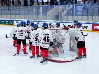🏒 KOBI Cup Füssen 🏒

Wir fahren mit einem kompletten Jungjahrgang zu einem U11a-Turnier.
Da darf man sich schon fragen: Warum macht man das?

Die Antwort unserer Jungs:
👉 „Weil wir krass sind!“
Und ja – das stimmt!

Sie rocken eines ihrer besten Turniere:
mit Wechseln, die perfekt sitzen 🔄
mit starken Spielzügen 🏒
und mit absolutem Kampfgeist 💪

Nicht immer war das Spielglück auf unserer Seite, und ein kleiner Durchhänger nach dem ausgiebigen Mittagessen am Sonntag ließ uns am Ende statt um Platz 3 um Platz 5 spielen.
Doch auch das brachte die Kids nicht aus der Ruhe – bis zur letzten Minute wurde Vollgas gegeben!

Ein Wochenende, an dem sie über sich hinausgewachsen sind und unglaublich viel dazugelernt haben.

🔥 Was für ein Wochenende.
Was für ein Team! ❤️💚🤍

#nurderaev #zukunfteishockey