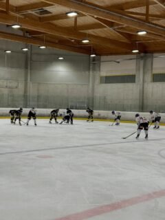 Fehlstart der DNL ins neue Jahr.

Nachdem zuletzt aus 3 Spielen 7 Punkte geholt wurden, war der Trend eigentlich wieder auf Play Off gestellt. Leider verlief das Wochenende in Bad Tölz nicht in diesem Muster, beide Spiele wurden verloren.

Das Match am Samstag begann vielversprechend, unser Team ging mit 0:1 in Führung, doch nur 3 Minuten später ein Doppelschlag der Tölzer und kurz vor Drittelende noch ein 3 Tor für die Hausherren. 1. Drittel 3:1. Zu Beginn des zweiten Abschnitts war dann der Versuch zu erkennen, das Spiel doch noch zu drehen. Leider dann ab der 30 Minute der totale Blackout, innerhalb von nur 4 Minuten, 4 Tore für unsere Gegner, es gelang lediglich noch das Anschlusstor zum 7:2 nach dem zweiten Drittel. Im letzten Durchgang wurde das Spiel dann sehr ruppig, unseren Jungs gelang noch ein Tor, doch die eigene Undiszipliniertheit spielte den Tölzern in die Karten, diese profitierten von den Strafzeiten und erzielten noch zwei Tore. Endstand 9:3. 

Am Sonntag dann ein anderes Spiel, unser Team defensiv wesentlich besser eingestellt, versuchte kontrolliert zu spielen und erkämpfte sich auch eine Vielzahl an Chancen, jedoch wie schon so oft in dieser Saison kann die eklatante Abschlussschwäche nicht abgestellt werden. So erzielte Tölz in jedem Drittel ein Tor und wenn man selbst nicht trifft, kann ein Spiel nicht gewonnen werden, egal wie gut man spielt. Endstand 3:0.

Am nächsten Wochenende geht es gegen den ESV Kaufbeuren, am Samstag auswärts um 17:15 in der Energie Schwaben Arena und am Sonntag ist um 16:45 Uhr Start Bully im Curt-Frenzel-Stadion, das Team bittet um zahlreiche Unterstützung in diesen wichtigen Spielen im Kampf um die Play Offs, es ist immer noch alles möglich.