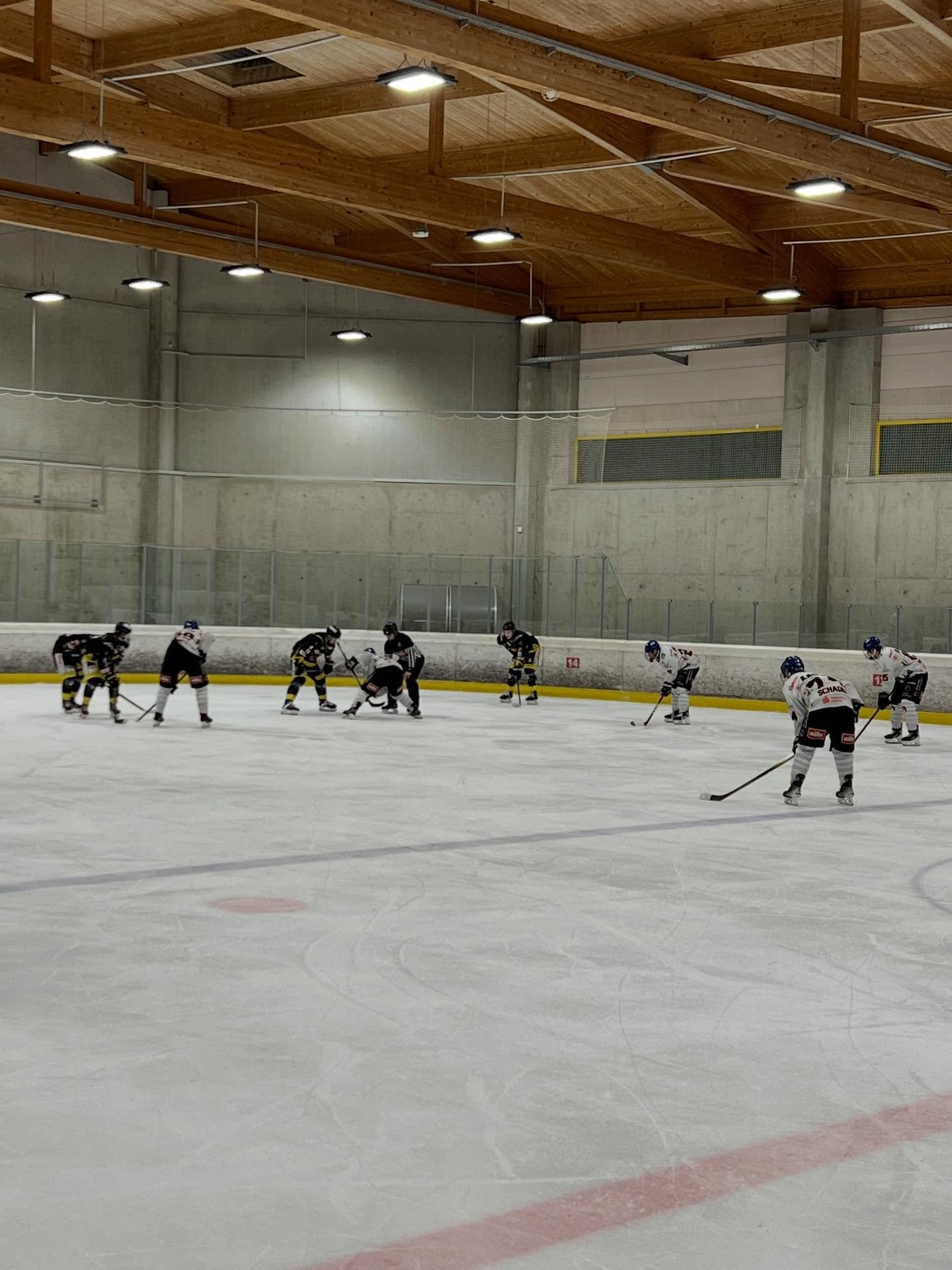 Fehlstart der DNL ins neue Jahr.

Nachdem zuletzt aus 3 Spielen 7 Punkte geholt wurden, war der Trend eigentlich wieder auf Play Off gestellt. Leider verlief das Wochenende in Bad Tölz nicht in diesem Muster, beide Spiele wurden verloren.

Das Match am Samstag begann vielversprechend, unser Team ging mit 0:1 in Führung, doch nur 3 Minuten später ein Doppelschlag der Tölzer und kurz vor Drittelende noch ein 3 Tor für die Hausherren. 1. Drittel 3:1. Zu Beginn des zweiten Abschnitts war dann der Versuch zu erkennen, das Spiel doch noch zu drehen. Leider dann ab der 30 Minute der totale Blackout, innerhalb von nur 4 Minuten, 4 Tore für unsere Gegner, es gelang lediglich noch das Anschlusstor zum 7:2 nach dem zweiten Drittel. Im letzten Durchgang wurde das Spiel dann sehr ruppig, unseren Jungs gelang noch ein Tor, doch die eigene Undiszipliniertheit spielte den Tölzern in die Karten, diese profitierten von den Strafzeiten und erzielten noch zwei Tore. Endstand 9:3. 

Am Sonntag dann ein anderes Spiel, unser Team defensiv wesentlich besser eingestellt, versuchte kontrolliert zu spielen und erkämpfte sich auch eine Vielzahl an Chancen, jedoch wie schon so oft in dieser Saison kann die eklatante Abschlussschwäche nicht abgestellt werden. So erzielte Tölz in jedem Drittel ein Tor und wenn man selbst nicht trifft, kann ein Spiel nicht gewonnen werden, egal wie gut man spielt. Endstand 3:0.

Am nächsten Wochenende geht es gegen den ESV Kaufbeuren, am Samstag auswärts um 17:15 in der Energie Schwaben Arena und am Sonntag ist um 16:45 Uhr Start Bully im Curt-Frenzel-Stadion, das Team bittet um zahlreiche Unterstützung in diesen wichtigen Spielen im Kampf um die Play Offs, es ist immer noch alles möglich.