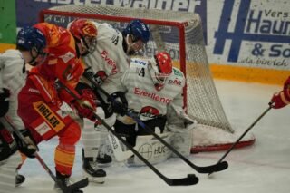 Mit Kampf und Wille holt sich unsere U20 die ersten 3 Punkte in Kaufbeuren an diesem Wochenende! 

ESVK - AEV U20 2:4 (2:1/0:3/0:0) 

Torschützen: 2x Horkov, Oberth, Köpf 

Morgen geht es direkt weiter mit dem Rückspiel um 16:45 Uhr im heimischen CFS! 

Bilder @bd.sports_photographie 

#nurderaev #zukunfteishockey