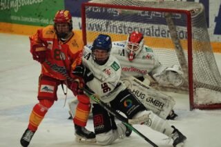 Erfolgreiches Derbywochenende für die U20!

Kaufbeuren startete am Samstag mit viel Druck in die Partie, aus dem sich Augsburg kaum befreien konnte. Das erste Tor für Kaufbeuren fiel aber erst in der Mitte des 1. Drittels bei einer Überzahl des ESVK.  5 Minuten später führte ein missglückter Pass von Augsburg zum 0:2. Kurz vor Drittelende gelang der Anschlusstreffer. Drittelstand 2:1.

Zu Beginn des 2. Drittels wirkte die Kaufbeurer Abwehr bei zwei Treffern überfordert, ein Überzahltreffer der Augsburger stellte dann auf 4:2. Mit einer zähen Verteidigung und der Hilfe des Pfostens konnte das Ergebnis gegen hart drückende Kaufbeurer die restlichen 30 Minuten gehalten werden. Endstand 2:4.

Torschützen: Horkov 2x, Oberth, Köpf

Am Sonntag ging Kaufbeuren hoch motiviert ins Spiel, verhinderte jeden Angriffsaufbau, nur ziellose Befreiungsschläge seitens des AEV. Als Augsburg kurz vor Drittelende besser ins Spiel kommt, fällt doch noch das Führungstor für Kaufbeuren. Drittellstand 0:1.

Im 2. Drittel erwischt Augsburg nach 5 min den Break-Away zum 1:1. In doppelter Unterzahl kassierte der ESVK das 2:1. Beide Teams stehen hoch, der AEV hat das bessere Ende zum 3:1, es folgt aber die schnelle Antwort zum 3:2 kurz vor Ende des 2. Drittels.

Der ESVK kommt mit Druck aus der Pause, AEV kontert, ein Augsburger zieht allein davon, der Gegner kann sich nur mit einem Stockschlag retten, Penalty. Der AEV vergibt den Penalty. Mit gegenseitigen Strafzeiten verrinnt die Zeit, ohne dass ein Team Kapital daraus schlagen könnte. ESVK nimmt den Torwart raus, gleich darauf werden wieder 2 Mann auf die Bank geschickt und es bleibt beim 3:2. Ein intensives und von unseren Jungs kampf starkes Spiel findet ein gutes Ende und macht das 6 Punkte Wochenende.

Torschützen: Helmle 2x, Ratke

Bild @bd.sports_photographie 

#nurderaev #zukunfteishockey