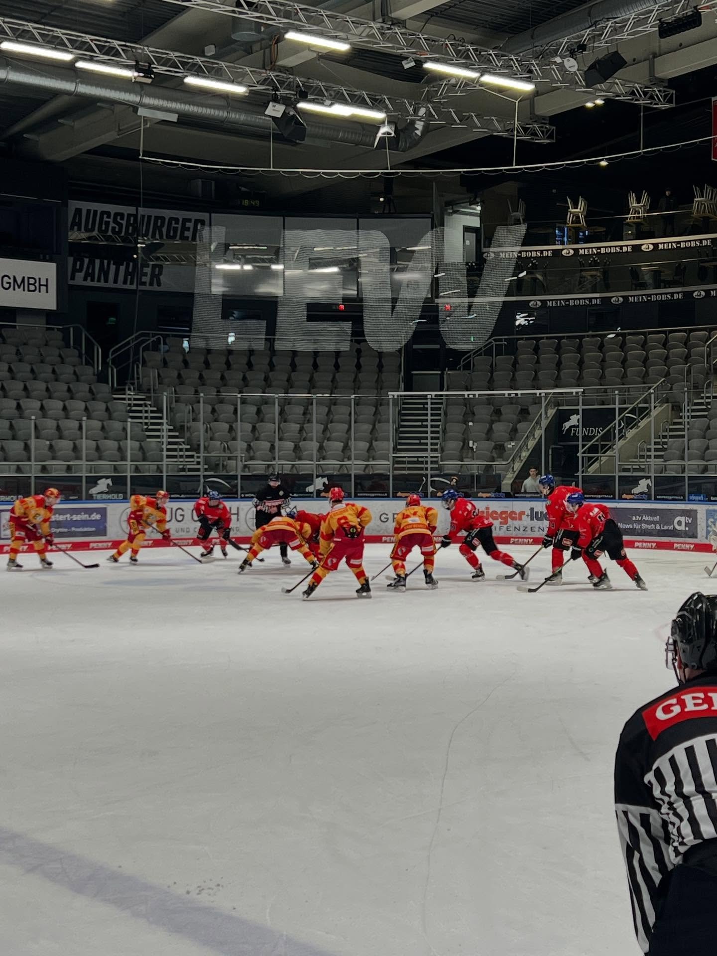 Unsere U20 macht das 6 Punkte Wochenende klar und gewinnt auch das zweite Derby gegen den ESV Kaufbeuren! 

AEV U20 - ESVK 3:2 (0:1/3:1/0:0) 

Torschützen: Ratke, Helmle, Pellizzari 

Am kommenden Wochenende gastiert das Team in Schwenningen

#nurderaev #zukunfteishockey