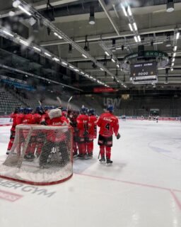 🏒 Erfolgreiches Derby-Wochenende für die AEV U17 

EHC Nürnberg – AEV 2:3
Nach einem verhaltenen ersten Drittel steigerte sich der AEV deutlich. Zwar gingen die Gastgeber zunächst in Führung, doch Augsburg drehte die Partie mit viel Druck und drei Treffern im zweiten Abschnitt. Im Schlussdrittel spielte das Team clever und brachte den verdienten Auswärtssieg trotz spätem Gegentor sicher über die Zeit.

AEV – EHC Nürnberg 5:0
Im Rückspiel im Curt-Frenzel-Stadion übernahm der AEV ab dem zweiten Drittel klar die Kontrolle. Zwei Tore bis zur Pause und drei weitere im letzten Abschnitt sorgten für einen souveränen Heimsieg ohne Gegentreffer.

Mit 6 wichtigen Punkten macht die U17 einen großen Schritt Richtung Playoffs 💪

🔜 Nächstes Spiel:
📅 So., 01.02.2026 | ⏰ 11:00 Uhr
🆚 ERC Ingolstadt | 📍 CFS

#AEV #U17 #DerbySieg #Eishockey #Nachwuchs PlayoffRace 🏒🔥