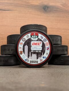 Der DEL U11-Cup geht am 07. und 08. Februar in die 17te Runde!
In diesem Jahr mit ALLEN Nachwuchsteams der 14 Penny DEL Clubs 🤯 Stay tuned!
Mit dabei: Unser 👌🏻Turnierpuck, designed by @aevhansons 🤓🤓🤓
Sichert euch eines dieser Schmuckstücke beim heutigen Heimspiel der @aevpanther und supportet unseren Nachwuchs ❤️💚🤍
#zukunfteishockey #nurderaev