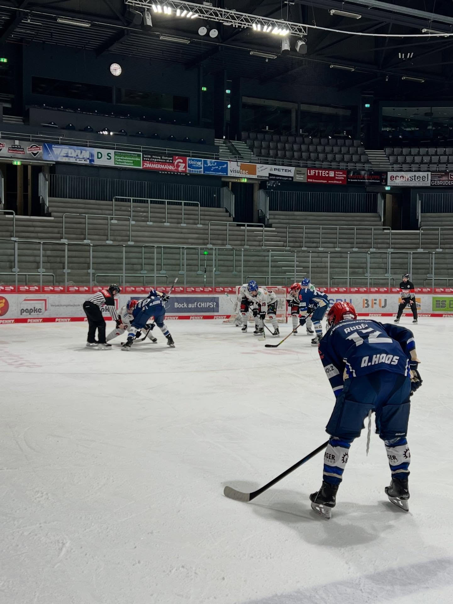 Unsere U20 holt sich den dritten Sieg in Folge und schlägt den ERC in Schwennigen !
SERC - AEV 3:4 (1:4/2:0/0:0)
Torschützen: Glaznieks, Köpf, Zyla, Schadel
Morgen das zweite Spiel um 11:00 Uhr ebenfalls in der Helios Arena
#nurderaev #zukunfteishockey