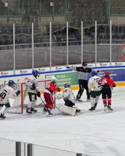 Ein intensives Doppelwochenende liegt hinter der U15 des AEV 💪🏒
Zwei Spiele, zwei Reisen, viele Emotionen.
Am Samstag musste sich unser Team in Regensburg einem extrem stark aufspielenden Gegner geschlagen geben, der den Jungs alles abverlangte. Nur einen Tag später zeigte die Mannschaft in Schwenningen in der ersten Hälfte dann ein ganz anderes Gesicht: mutig, konzentriert und mit echtem Kampfgeist 🔥 Leider schlichen sich im weiteren Verlauf alte Fehler ein, sodass man auch dort ohne Punkte die Heimreise antreten musste.
Doch genau solche Wochenenden gehören zur Entwicklung junger Spieler dazu. Sie wachsen an Herausforderungen, Rückschlägen und Momenten, in denen alles auf der Kippe steht 💚
Jetzt heißt es: Blick nach vorne!
📅 1. Februar | 13:45 Uhr
📍 Curt-Frenzel-Stadion
🆚 Deggendorfer SC
Heimspiel, neue Chance, frische Energie – kommt vorbei, unterstützt die Kids und freut euch auf packendes Nachwuchs-Eishockey! 🙌
🙏 Ein großes Dankeschön an Pharmpur für die Bereitstellung des Busses und die Unterstützung unserer Auswärtsfahrten!
#AEV #U15 #zukunfteishockey #Teamgeist #DankePharmpur🏒💚