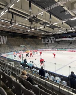 U17 unterliegt im Derby
Für die U17 des Augsburger EV stand am Wochenende das Derby gegen den ERC Ingolstadt an. Das Heimspiel endete mit einer 4:7-Niederlage (2:3 | 1:1 | 1:3).
Der AEV nutzte eine frühe 5-3-Überzahl zur 1:0-Führung (2.) und erhöhte kurz darauf im Powerplay auf 2:0 (3.). Ingolstadt verkürzte in der 6. Minute und drehte die Partie bis zur ersten Pause auf 2:3.
Nach dem Ausgleich im zweiten Drittel (27.) gingen die Gäste erneut in Führung und bauten diese im Schlussabschnitt weiter aus. Der Anschlusstreffer zum 4:6 konnte den Spielausgang nicht mehr verändern.
Ausblick:
Nach der Länderspielpause empfängt der AEV die Wild Wings Schwenningen im Curt-Frenzel-Stadion.
📅 Samstag, 14.12.26 | 18:15 Uhr
📅 Sonntag, 15.12.26 | 10:45 Uhr
#AEV #U17 #Derby #nurderaev #zukunfteishockey