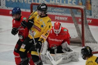 6. Sieg in Folge für unsere U20! Goalie Lasse Dietzschold mit überragender Leistung, Freddy Lenke trifft 53 Sekunden vor Spielende zum Ausgleich und Liron Pellizzari ballert die Augsburger Jungs in Overtime zum nächsten Sieg!
AEV U20 - ECT 3:2 OT (1:1/0:1/1:0/1:0)
Torschützen: Gebele, Lenke, Pellizzari
Bilder @bd.sports_photographie
#nurderaev #zukunfteishockey