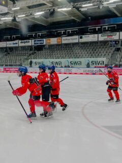 #AEVu13 II - umkämpftes Spiel gegen den EHC Straubing

Eine starkes Spiel lieferten sich unsere Jungs am letzten Samstag gegen Straubing.
Nach zuletzt 7 Siegen, musste sich die U13 II mit 7:9 geschlagen geben. Aber der Reihe nach.

Es entwickelte sich von Anfang an eine tolle Partie.
Im ersten Drittel konnte sich Straubing ein Chancenplus erspielen, jedoch ohne zählbaren Erfolg. Unsere Kids standen gut in der Verteidigung und auch unser Goalie, war eine sichere Bank. In der Offensive zeigten sich die Kufenkracks des AEV effizient und konnten ihrerseits zum Ende des Drittels, zweimal einnetzen.

Im Mitteldrittel präsentierte sich zu Beginn, Straubing effizienter, glich die Partie schnell aus und konnte im Verlauf des Drittels nachlegen auf 3:5.
Der AEV zeigte sich willensstark, schaffte noch vor Drittelende den Anschluss und glich buchstäblich in letzter Sekunde aus. 💪🏻

Das letzte Drittel gestaltete sich hart umkämpft von beiden Teams. Es fielen auf beiden Seiten weitere Treffer. Straubing führte bis knapp einer Minute vor Schluss mit 7:8, wir kassierten zusätzlich noch die einzige Strafzeit der hart aber fair geführten Partie. Aufgeben stand nicht auf den Zettel. Die Jungs versuchten alles, mussten final aber den Gegentreffer noch hinnehmen.

Unser Coach Timo Sturm war trotz der Niederlage sehr zufrieden mit der Leistung der Jungs. Nur nicht locker lassen 😉. Weiter geht’s am kommenden Samstag bei den Young Gladiators II in Erding.

#ZukunftEishockey #AEV #AugschburgerJungs #augsburg
