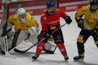 DNL-Lauf hält an, 5 Punkte gegen den EC Bad Tölz

Am Wochenende war der EC Bad Tölz im Curt-Frenzel-Stadion zu Gast, nachdem die ersten 2 Spiele des Jahres in Tölz eindeutig verloren gingen, war hier noch eine Rechnung offen. 
Nach 4 Siegen aus den letzten Spielen begann unser Team mit viel Selbstvertrauen und lag bereits nach 11 Spielminuten mit 3:0 in Führung. Trotz der harten Spielführung unserer Gegner, konnte das Ergebnis bis zur Pausensirene gehalten werden. Stand 1. Drittel 3:0. Im zweiten Abschnitt erhöhte Bad Tölz erheblich den Druck auf das Augsburger Tor, zudem musste unser Team eine Vielzahl an Strafen nehmen. Doch mit guter Abwehrarbeit und viel Einsatz konnte das Ergebnis gehalten werden. Stand 2. Drittel 3:0. Im Schlussabschnitt dann dasselbe Bild, Bad Tölz drängte und unser Team verteidigte. Dies gelang bis kurz vor Schluss auch relativ souverän, diesmal blieben unsere Jungs von der Strafbank fern. Dann doch der Anschlusstreffer kurz vor Schluss und danach zog Tölz den Goalie und ein weiterer Treffer in Unterzahl brachte unsere Gäste nochmal ganz nahe heran. Eine wilde Abwehrschlacht bescherte dann doch den am Ende verdienten Sieg. Endstand 3:2.

Tore: Janick Liebs, Lukas Widowitz, Luis Köpf

Den gesamten Spielbericht gibt es auf www.augsburger-ev.de

Bilder @bd.sports_photographie 

#nurderaev #zukunfteishockey