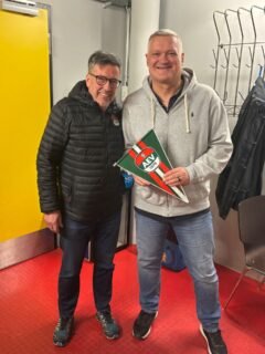 Freitag, der 13. Februar – welch ein ehrwürdiges Datum!

An diesem Tag fand im CFS ein denkwürdiges Eishockeyspiel statt.
In der Bezirksliga trafen der EA Woodstocks Augsburg und das 1b‑Team des ESV Buchloe aufeinander.

Besonders wurde dieses Spiel jedoch aus einem ganz anderen Grund:
Es war das 1.500. Spiel, das Christian „Eule“ Böhm als Schiedsrichter leitete.
Eine beeindruckende Zahl, zu der der Augsburger EV herzlichst gratuliert.

Seit über 20 Jahren pfeift Eule für den Augsburger EV Eishockeyspiele und ist damit ein bedeutender Bestandteil für unseren Sport – denn ohne Schiedsrichter gäbe es keine Spiele.

Wir wünschen Eule weiterhin viel Freude und Erfolg bei allen kommenden Begegnungen!

#NoRefNoGame #AEV #bevschiedsrichter #ZukunftEishockey #Augsburg