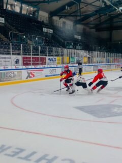 🏒 #AEVu13 – Ein Wochenende, zwei Gesichter!
Doppelspieltag am vergangenen Wochenende: Unsere U13 I zeigte zwei komplett verschiedene Leistungen – aber beide erzählten ihre eigene Geschichte!
❄️ Samstag: Heimspiel im #CFS – Niederlage 4:5 gegen die Eisbären Regensburg
Vor allem im ersten Drittel fehlten Kampfgeist, Laufbereitschaft und Spielstärke. Kleine individuelle Fehler kamen noch hinzu – und Regensburg sicherte sich die Punkte in der Meisterrunde.
Doch die Jungs ließen die Köpfe nicht hängen… 💪
🔥 Sonntag: Auswärtsspiel in Regensburg – komplett anderes Auftreten!
Mit nahezu identischer Aufstellung zeigte das Team ein beeindruckendes Comeback.
Trainer Richard Künnemann fand vor und während des Spiels die richtigen Worte – und die Mannschaft lieferte!
✔️ Starker Zusammenhalt
✔️ Hohe Laufbereitschaft
✔️ Spielfreude pur
✔️ Konzentrierte Teamleistung über 60 Minuten
1. Drittel: Hohe Intensität auf beiden Seiten – verdient 1:1.
2. Drittel: Die Jungpanther zünden den Turbo! Drei stark herausgespielte Tore → 1:4.
3. Drittel: Cleveres, kontrolliertes Drittel – nichts mehr anbrennen lassen.
🔚 Endstand: 2:5 für unsere Farben!
Ein souveräner Sieg bei starken Eisbären – und eine perfekte Antwort auf die Niederlage vom Vortag. 🔥
🔮 Ausblick:
Weiter geht’s für die U13 Ende dieser Woche beim U13 DEL CUP in Berlin!
💬 Viel Erfolg, Jungs – wir stehen hinter euch!
#ZukunftEishockey #NurDerAEV #augsburg
