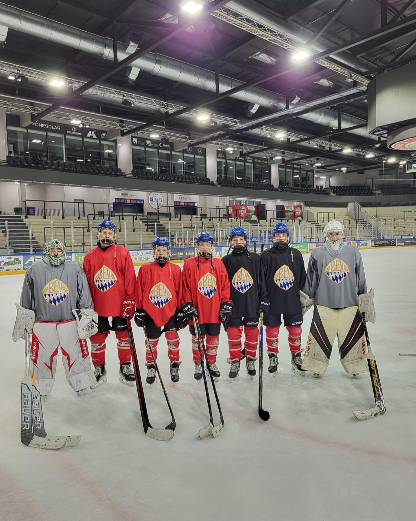 U14 BEV Camp in Landshut🔥
Beim U14 BEV Camp in Landshut hatten unsere Jungs die Chance, ihr Können auf höchstem Niveau zu zeigen. Schnelligkeit, Technik, Spielverständnis – hier wurde alles gefordert und gefördert! 🏒
Intensive Einheiten auf und neben dem Eis, starke Konkurrenz und jede Menge Einsatz – genau so entwickelt man sich weiter. 🚀
Bild (v.l.): Felix Schaale, Jura Picha, Moritz Heichele, Eliah Rekis, Tim Graßhof, Emil Löfflad und Nevio Hamm
#BEVCamp #U14 #zukunfteishockey #Landshut #bevtalentförderung