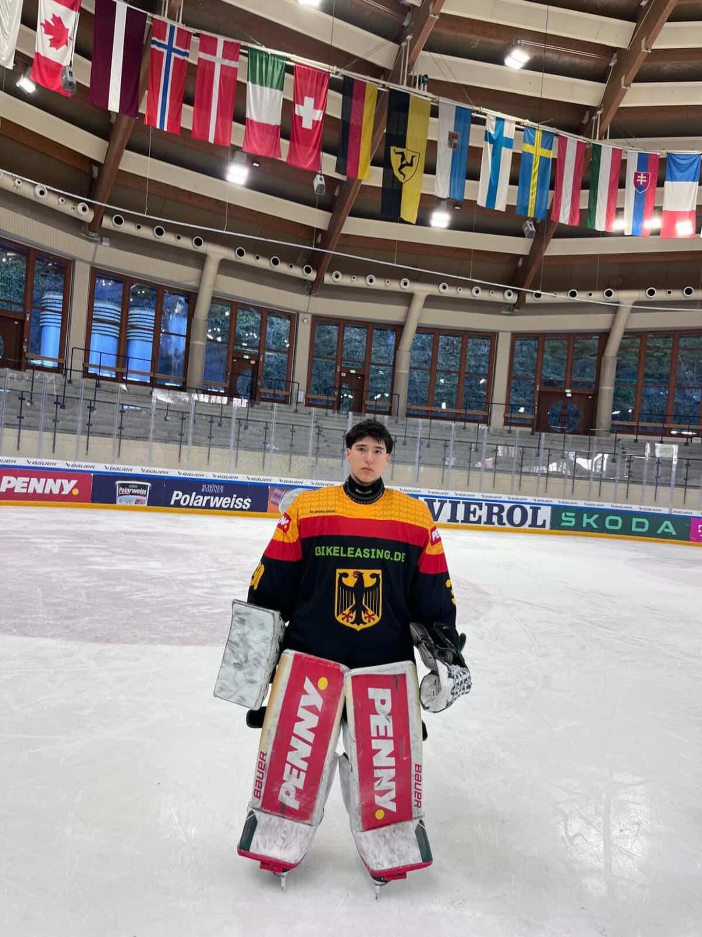 Dave Dützka beim 2-Nationen-Turnier in Füssen
Torwart Dave Dützka aus der U17-Mannschaft des AEV nahm vom 04.02. bis 08.02. am 2-Nationen-Turnier der U17-Männer-Nationalmannschaft des Deutschen Eishockey-Bundes in Füssen teil.
Im Rahmen der Maßnahme absolvierte die DEB-Auswahl Länderspiele gegen die Slowakei.
Der AEV gratuliert Dave zur Nominierung und zu seiner Teilnahme im Trikot der U17-Nationalmannschaft.
#zukunfteishockey #deb #nachwuchs