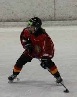 ✨ Starke Leistung, Alissa! ✨
Unsere U15-Spielerin Alissa Klotz war vom 06.–08.02. zum Lehrgang der U16 Frauen-Nationalmannschaft eingeladen 🇩🇪
In mehreren intensiven Trainingseinheiten konnte sie ihr Können unter Beweis stellen und wertvolle Erfahrungen auf höchstem Niveau sammeln. Ziel des Lehrgangs war die Sichtung des Leistungsstandes sowie die Kaderfindung für den kommenden Europapokal.
Eine großartige Auszeichnung – sowohl für Alissa persönlich als auch für unsere erfolgreiche Nachwuchsarbeit im Verein ❤️💚🤍
Wir sind stolz auf dich - mach weiter so💪🍀
#Nachwuchsarbeit #Nationalmannschaft #Stolz #deb #zukunfteishockey