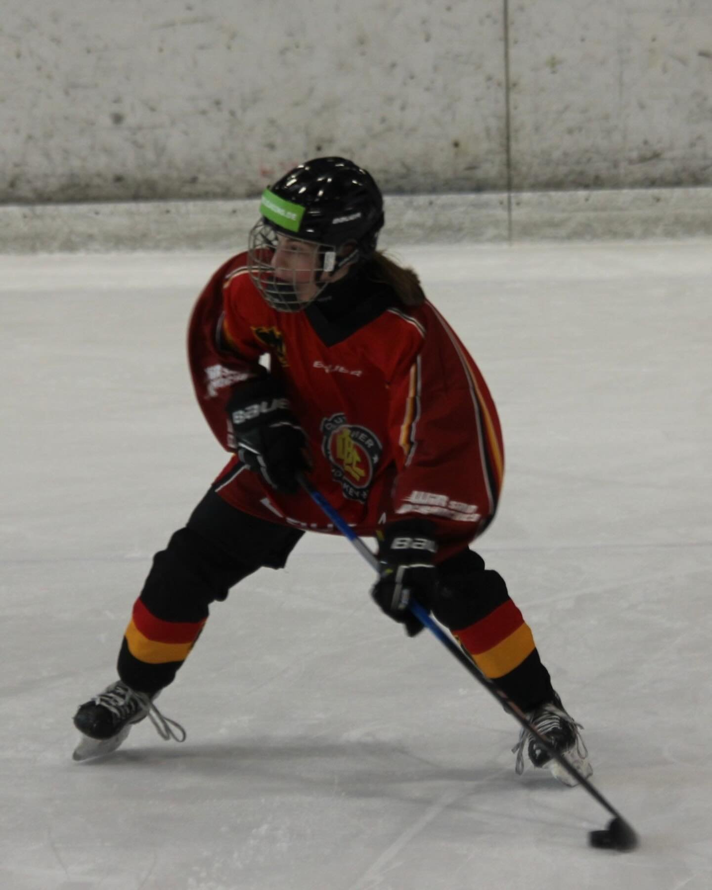 ✨ Starke Leistung, Alissa! ✨
Unsere U15-Spielerin Alissa Klotz war vom 06.–08.02. zum Lehrgang der U16 Frauen-Nationalmannschaft eingeladen 🇩🇪
In mehreren intensiven Trainingseinheiten konnte sie ihr Können unter Beweis stellen und wertvolle Erfahrungen auf höchstem Niveau sammeln. Ziel des Lehrgangs war die Sichtung des Leistungsstandes sowie die Kaderfindung für den kommenden Europapokal.
Eine großartige Auszeichnung – sowohl für Alissa persönlich als auch für unsere erfolgreiche Nachwuchsarbeit im Verein ❤️💚🤍
Wir sind stolz auf dich - mach weiter so💪🍀
#Nachwuchsarbeit #Nationalmannschaft #Stolz #deb #zukunfteishockey