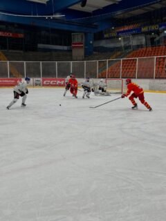 DNL kann in Düsseldorf nicht Punkten und verpasst die PlayOffs
Am Wochenende ging es für unsere U20 um alles, nach 6 gewonnen Spielen in Folge musste in Düsseldorf gepunktet werden, um noch eine Chance auf den letzten Play-off-Platz zu haben.
Das Spiel am Samstag startete dann auch äußerst positiv, unsere Jungs konnten im 1. Drittel mit 0:2 in Führung gehen. Trotz guten Spiels in Abschnitt zwei, kam nichts Zählbares auf die Anzeige für Augsburg. Da war sie wieder, die Abschlussschwäche und so war es die DEG, die jubelte. Stand 2. Drittel 1:2. Den Anschlusstreffer nahm unser Team mit in den Schlussabschnitt, gefühlt klappte nichts mehr. Die Gastgeber waren jetzt am Drücker und konnten in Überzahl ausgleichen und damit nicht genug, im ein Minuten Takt folgte Tor drei und vier und Düsseldorf war auf der Gewinnerstrasse. Alle Bemühungen, noch einmal heranzukommen, verliefen im Sande und so musste man sich mit 4:2 geschlagen geben.
Am Sonntag dann das Rückspiel, im ersten Drittel ein Sturmlauf unserer Jungs, leider wieder das alte Problem mit der Schuss Effizienz, so konnte nur ein Tor erzielt werden. Stand 1. Drittel 0:1. Im zweiten Durchgang fast dasselbe Bild, Augsburg stürmt, die DEG macht die Tore zum 1:1 und 2:1, doch wenigstens glückt noch der Ausgleich. Stand 2. Drittel 2:2. Im letzten Abschnitt wie am Vortag ein enges Spiel, der AEV kann mit 2:3 in Führung gehen, doch nur 2 Minuten später der Ausgleich und kurz darauf das 4:3 für Düsseldorf. Wieder wird alles versucht, doch das Glück ist in diesem Spiel nicht auf Augsburger Seite. Endstand 4:3.
Fazit, zwei enge Spiele gehen verloren, dadurch kann Bad Tölz nicht mehr eingeholt werden. Jetzt gilt es, nächstes Wochenende gegen Rosenheim zu punkten, um den 5. Platz in der Tabelle zu verteidigen und die beste Position in den Play Down zu sichern. Spielbeginn im Curt-Frenzel-Stadion ist am Sonntag, den 22.02.25 um 17:30 Uhr #nurderaev #zukunfteishockey