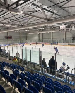 🏒 U17 | Meisterrunde abgeschlossen – Fokus jetzt auf die Playoffs!

Die U17 des Augsburger EV war zum Abschluss der Meisterrunde beim Tabellenführer Jungadler Mannheim zu Gast.

Spiel 1: 0:4 (3:0|1:0|0:0)
Ein früher Rückstand (2.) brachte die Jungs direkt ins Hintertreffen. Mannheim nutzte seine Chancen konsequent und stellte noch vor der ersten Pause auf 3:0. Im weiteren Verlauf zeigte der AEV eine klare Leistungssteigerung und gestaltete die Partie offen – der letzte Treffer gehörte jedoch erneut den Gastgebern.

Spiel 2: 1:5 (2:0|0:0|3:1)
Auch am zweiten Tag erwischten die Fuggerstädter keinen optimalen Start. Trotz deutlich mehr Selbstvertrauen und guten Offensivaktionen war Mannheim effizienter. Den Augsburger Ehrentreffer erzielte der AEV in der 55. Minute – am Ende stand ein 1:5.

🔜 Jetzt zählt’s – Playoffs!
Am kommenden Wochenende startet der AEV in Berlin gegen die Eisbären Juniors Berlin in die entscheidende Phase der Saison.
📍 Spiel 1: Samstag, 28.02.26 | 16:00 Uhr
📍 Spiel 2: Sonntag, 01.03.26 | 10:00 Uhr
🏟 Mögliches Spiel 3: Dienstag, 03.03.26 | 18:30 Uhr im Curt-Frenzel-Stadion
Jetzt heißt es: Alles reinwerfen und bereit sein für die heiße Phase! 🔥💚

#AEV #U17 #Playoffs #zukunfteishockey #nurderaev