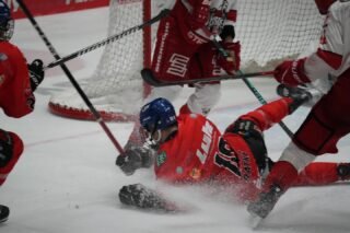 DNL erleidet Fehlstart in den Palydowns

In den ersten beiden Spielen der Best-of-Five Playdown Runde gegen die Jung-Eisbären Regensburg zieht die DNL des AEV den Kürzeren. Am Samstag im Heimspiel passierte im ersten Drittel Tore technisch gar nichts, erst im zweiten Drittel konnte der AEV mit 1:0 (Torschütze Jannik Liebs) in Führung gehen. Bis dahin erarbeiteten sich die Rot-Grün-Weißen eine Vielzahl an Chancen, lediglich Zählbares sprang nicht heraus. Anfang letzten Drittel dann der Doppelschlag durch Regensburg und ab diesem Zeitpunkt war der bisherige Spielfaden unserer Jungs gerissen, die Folge unsere Gäste zogen auf 1:3 davon. Natürlich wurde gegen Ende der Partie Goalie gezogen, das hatte leider nur den Endstand von 1:4 zur Folge. Gefühlt ein Spiel auf das Tor unserer Gäste, leider wie so oft in dieser Saison keine Tore und daher auch keine Punkte.

Das Spiel in Regensburg begann dann am Sonntag vielversprechend, nach 5 Minuten ging unser Team in Führung (Torschütze Nolan Gebele). Durch einen Penalty konnten die Gastgeber noch im ersten Drittel zum 1:1 ausgleichen. Eine Unachtsamkeit und ein Power Play brachte Regensburg im zweiten Abschnitt mit 3:1 in Führung. Doch der Kampfgeist unserer DNL war geweckt und so konnte im letzten Drittel durch Tore in der 45 Minute (Torschütze Oliver Oberth) und 51 Minute (Torschütze Jannik Liebs) der Ausgleich erzielt werden. 3:3 nach 60 Minuten, die Overtime musste die Entscheidung bringen. Leider wurde aller Einsatz nicht belohnt, Regensburg konnte in der vorletzten Minute der Verlängerung den Siegtreffer erzielen, 4:3 für die Jung-Eisbären nach Overtime.

Am Samstag, den 07.03. geht die Serie im Curt-Frenzel-Stadion weiter, hier zählt nur ein Sieg, um die Best-of-Five Serie offen zu halten. Wir bitten um zahlreiche Unterstützung für unsere Augsburger Jungs

Bild @bd.sports_photographie #nurderaev #zukunfteishockey