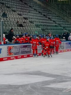 #AEVu13 II - Erfolgreiches Wochenende 👌🏻
Die #AugschburgerJungs von Timo Sturm haben nach der knappen 1:2‑Niederlage gegen den EC Peiting aus der Vorwoche, eindrucksvoll gezeigt, wie man zurückkommt.
🔥 Samstag: Umkämpfter Arbeitssieg
AEV vs. 1. EV Weiden 6:4
Ein intensives Spiel, in dem beide Teams alles reingeworfen haben. Der AEV behielt in den entscheidenden Momenten die Nerven und sicherte sich verdient die Punkte.
Sonntag: Disziplin, Spielfreude, Kombinationen
AEV vs. EV Ravensburg 8:2
Eine geschlossene Mannschaftsleistung mit tollen Spielzügen, viel Übersicht und konsequenter Chancenverwertung.
Glückwunsch Jungs. 🔴🟢⚪️🔥
Endspurt in der Bayernliga Platzierungsrunde.
07.03.26 Rookie Bulls München vs. AEV 13:30 Uhr
28.03.26 EHC Straubing vs. AEV 10:30 Uhr
#ZukunftEishockey #NurDerAEV SportinAugsburg