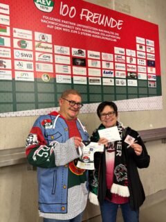 #AEV5050Lotterie - Herzlichen Glückwunsch an Iris zu 1849 €uro. Das Los W0299 brachte ihr den Geldregen..
Gut investiert wird es auch. Sie freut sich auf den #dolomitencup 2026 und feuert die @aevpanther an.
#ZukunftEishockey #AEVnachwuchs #lotto