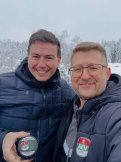 ❤️ Dankbarkeit für einen echten Wegbegleiter des #AEVNachwuchs
Sehr gerne überreichten wir im Rahmen des U13 Kobi Cup’s in Füssen, an Christian Schuster von unserem Top‑Förderer @lutzgruppe den Förderer‑Puck 2025/26.
Doch diese kleine Aufmerksamkeit steht für weit mehr als eine einzelne Saison:
Seit 10 Jahren unterstützt die Lutz Gruppe mit ihrem Hauptsitz in Gersthofen den Nachwuchs des AEV – verlässlich, engagiert und mit großem Herzen. 💙🤍
• Dieses Vertrauen stärkt unsere Jugend.
• Dieses Engagement ermöglicht Chancen.
• Diese Partnerschaft macht vieles erst möglich.
Im Namen des gesamten Augsburger Eislaufvereins sagen wir von Herzen: ❤️💚🤍
„Vielen, vielen Dank!“ 🙏
Für eure Treue, eure Unterstützung und euren unermüdlichen Einsatz für unseren Nachwuchs.
#AEV #ZukunftEishockey #LutzGruppe #förderer