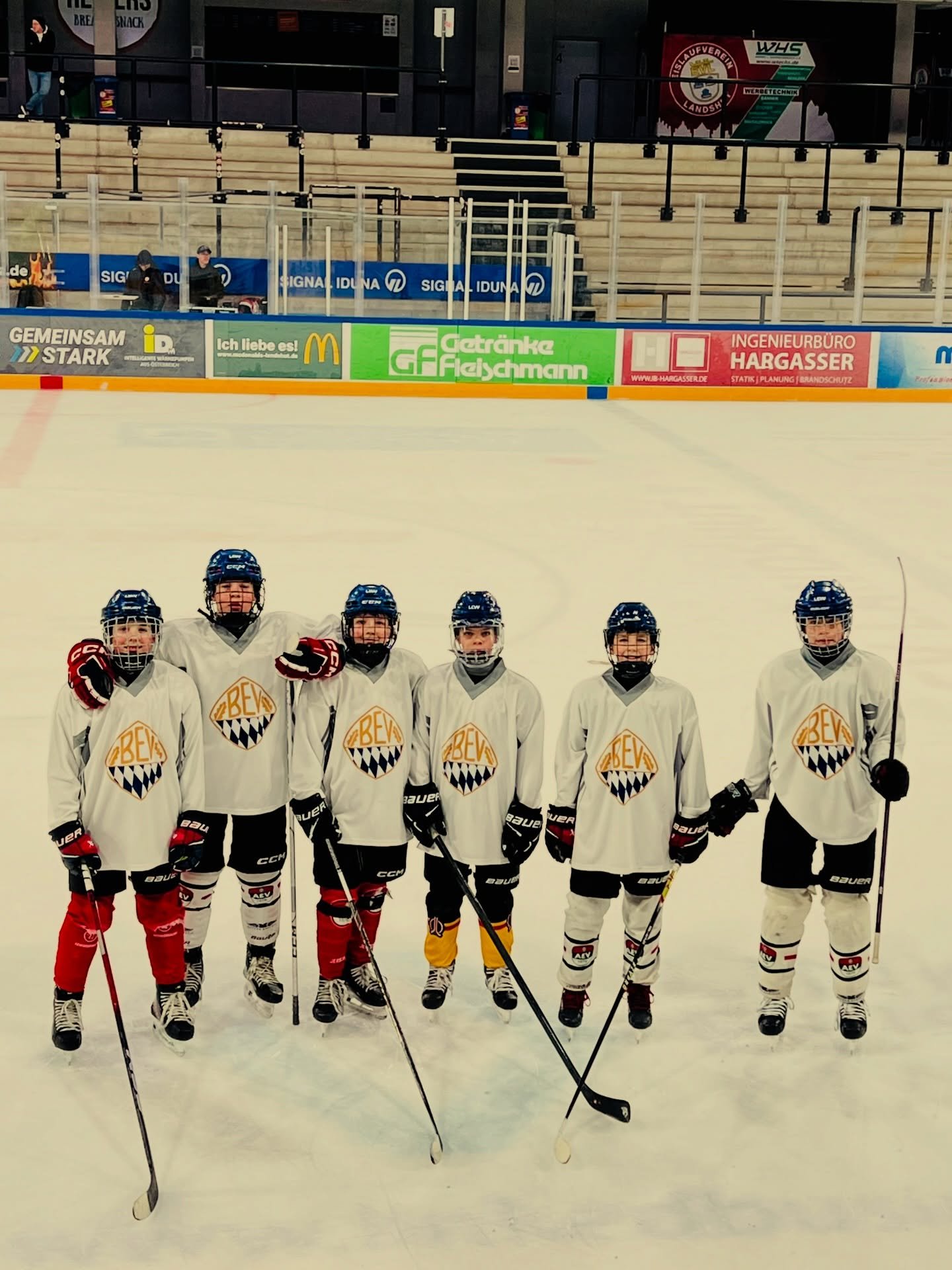 #bevtalentförderung - Bei der U12‑Endsichtung des Jahrgangs 2014 in Landshut waren am vergangenen Samstag, sechs unserer Nachwuchsspieler vertreten.
Von links: Jan Marutin, Tim Fettich, David Andreas, Paul Kastenmeier, Sebastian Sturm und Sebastian Schweinberger.
Wir sind stolz auf euren Einsatz und eure Entwicklung.
Macht weiter so, Jungs! 🔴🟢⚪️
#ZukunftEishockey #bev #wirsindeissport #AugschburgerJungs