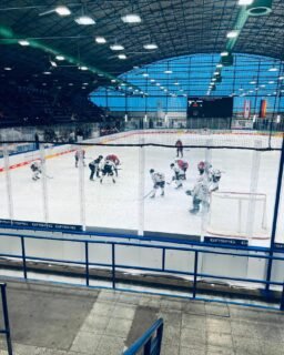 🏒 Saisonende für unsere U17
Nach zwei intensiven Pre-Playoff-Duellen gegen die Eisbären Juniors Berlin ist die Saison 2025/26 für den Augsburger EV beendet.
Im ersten Spiel zeigte unser Team von Beginn an eine starke Leistung, erspielte sich gute Chancen – doch Pfosten und gegnerischer Goalie verhinderten die Führung. Nach dem späten Ausgleich zum 1:1 ging es in die Overtime. Trotz Überzahl und großer Möglichkeiten fiel kein Treffer für unsere Jungs. 32 Sekunden vor Ende der Verlängerung dann die bittere Entscheidung zum 2:1.
Nur einen Tag später das zweite Aufeinandertreffen: Viele gute Chancen auf unserer Seite, doch Berlin nutzte konsequent jede Möglichkeit. Das 7:0 fiel am Ende deutlicher aus, als es der Spielverlauf zeigte.
Auch wenn die Enttäuschung nach dem Ausscheiden groß ist – mit etwas Abstand überwiegt der Stolz auf eine engagierte und insgesamt zufriedenstellende Saison. ❤️💚🤍
Danke an Spieler, Trainer, Betreuer und Fans für euren Einsatz und Support! 🙌
#U17 #AEV #zukunfteishockey #teamspirit❤️ #saisonende