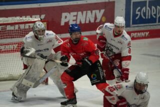 Was.Für.Ein.Spiel! Lukas Widowitz netzt 3 Sekunden vor Spielende einen gegeben Penalty ein und hält damit die Serie am Leben!
AEV U20 - EV Regensburg 2:1 (0:0/1:1/1:0)
Torschützen: Jannik Liebs, Lukas Widowitz
Serie 1:2 (Best of 5)
Morgen Spiel 4 um 11:15 Uhr in Regensburg
Wir bedanken uns für die Unterstützung von knapp 170 Zuschauern! Ein großes Dankeschön geht ebenfalls an die Ultras vom AEV!
Bilder @bd.sports_photographie
#zukunfteishockey #nurderaev #backinthegame